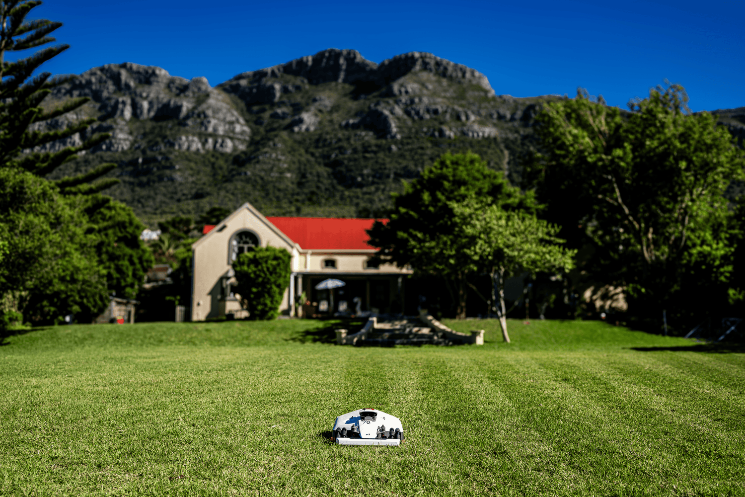 What Is the Difference Between a Residential and Commercial Robot Mower?