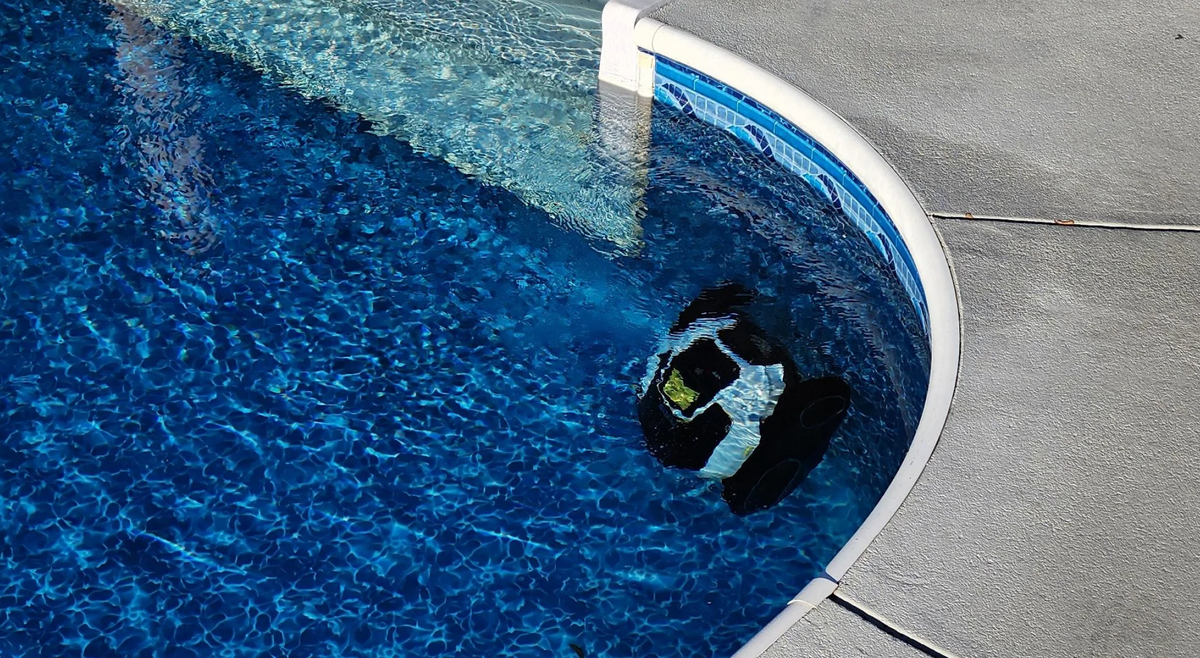 Pool Vacuum vs. Robotic Pool Vacuum: Which is Best for You?